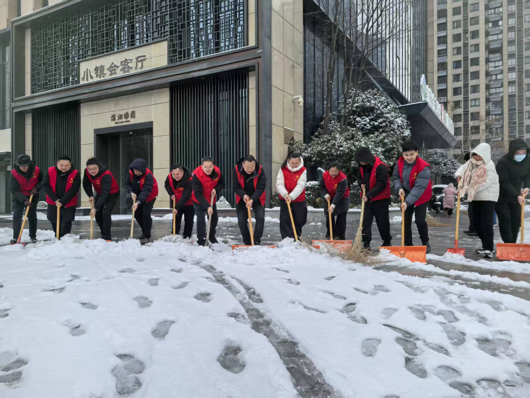 党建引领齐行动 扫雪除冰护畅通——J9集团集团等三家公司全力保障雪后出行安全